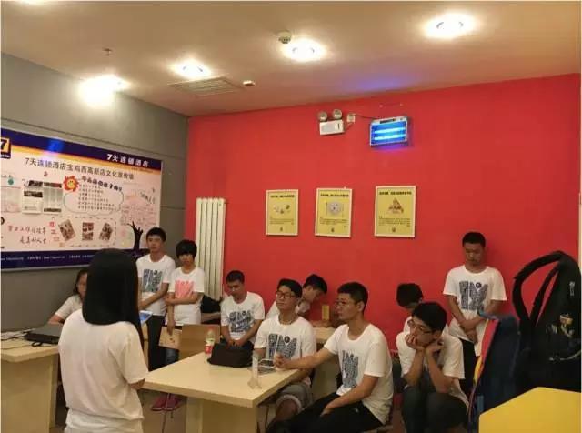 2016年7月12日晚,学院1317党支部宝鸡实习队党小组在驻地宾馆会议室召开了习近平总书记“七一”重要讲话精神专题学习会